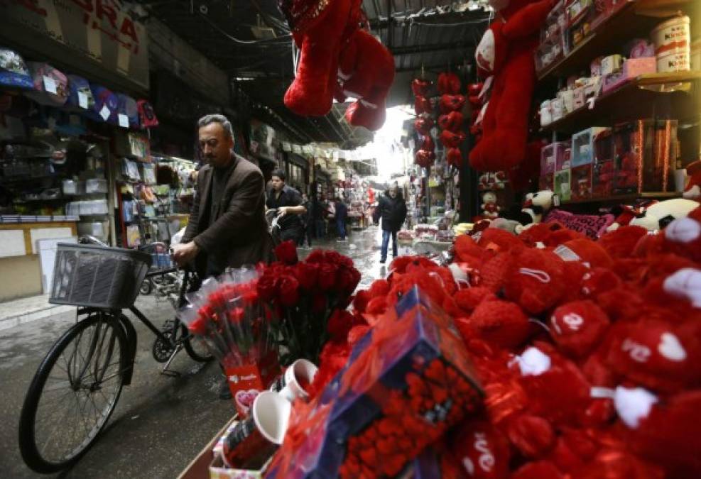 En Siria, los osos de peluche adornan las calles de Damasco, distrayendo a los pequeños y a las parejas de las crueldades de la guerra.