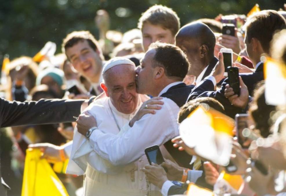 Uno de los funcionarios rompió el protocolo y abrazo y besó al Papa durante la ceremonia de bienvenida del Sumo Pontífice.