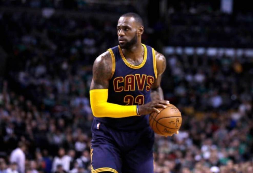 LeBron Raymone James es un jugador de baloncesto estadounidense que actualmente pertenece a la plantilla de los Cleveland Cavaliers de la NBA