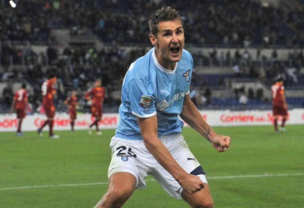 El eterno delantero alemán Miroslav Klose habría rechazado la posibilidad de regresar al Kaiserslautern o al Werder Bremen tras estudiar sus propuestas, según anuncia el diario Bild. El jugador quiere pensarse sus opciones antes de tomar una decisión definitiva.