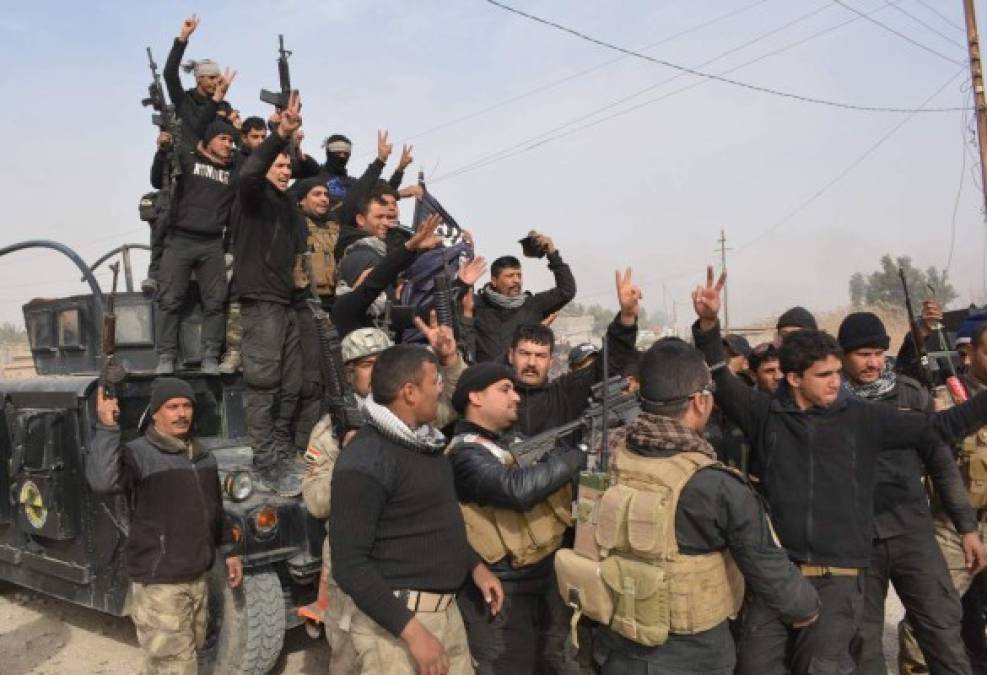 Soldados del ejército iraquí festejan tras el anuncio de la liberación de la provincia de Diyala, desde junio en manos de Isis.
