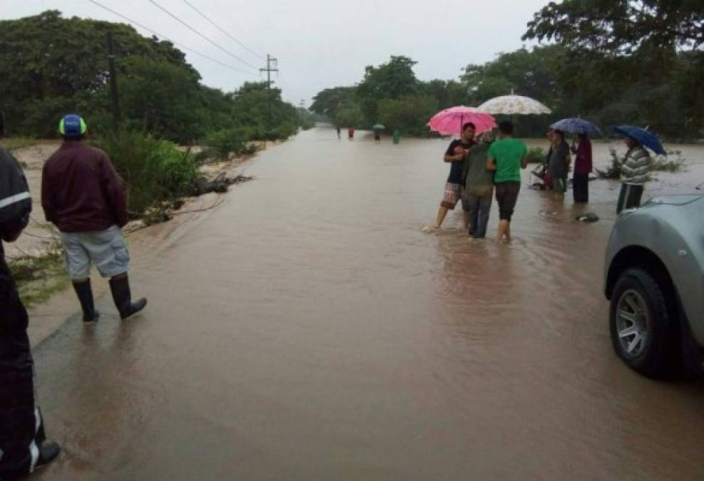 Un temporal en el Pacífico descargó intensas lluvias que dejaron al menos 15 muertos en Centroamérica, ocho de estos en Honduras, cuatro en El Salvador, cuatro en Nicaragua y uno en Costa Rica.