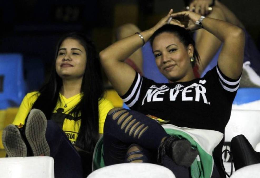 Las gradas del estadio Morazán también se adornaron de bellas chicas.