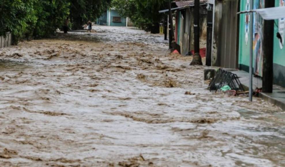 El río Chamelecón se desbordó producto de las fuertes lluvias que provocó Iota antes de su salida del país. En la ciudad de La Lima nuevamente se han presentado lamentablemente inundaciones.