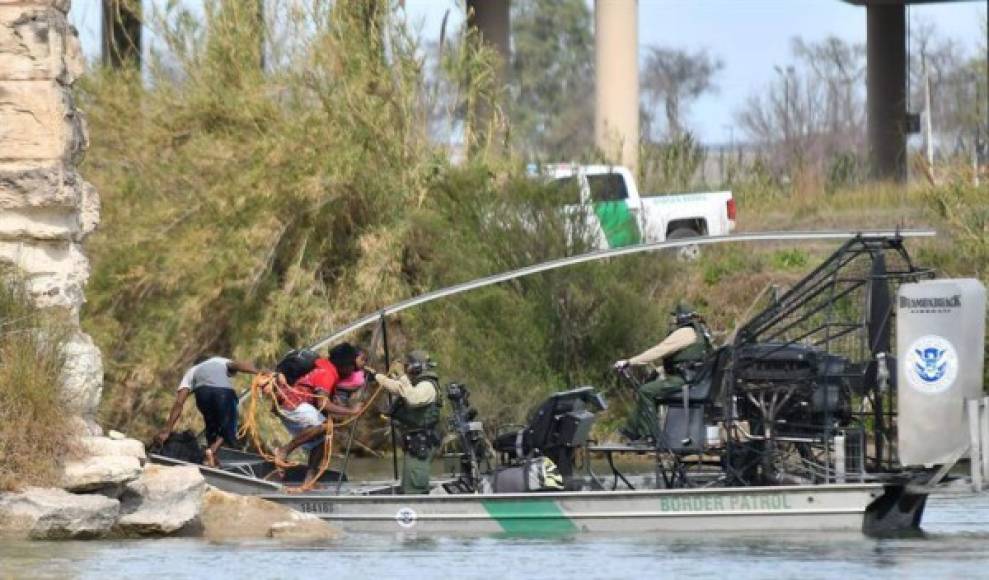 En los últimos dos días, los agentes estadounidenses rescataron a más de 30 migrantes que comenzaron a cruzar el río tras el cierre del albergue en Piedras Negras.