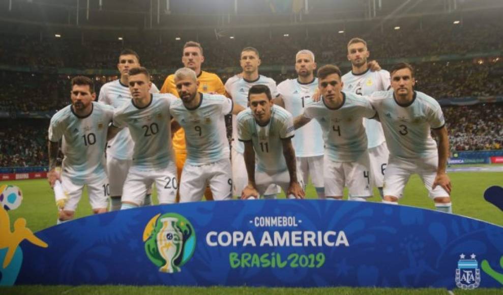 El 11 titular de Argentina posando previo al partido contra Colombia.
