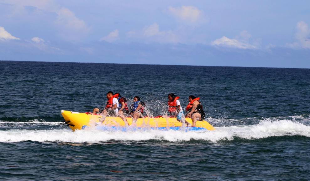 Son miles los turistas que dan un paseo en el mar en la banana, por un precio muy cómodo. 