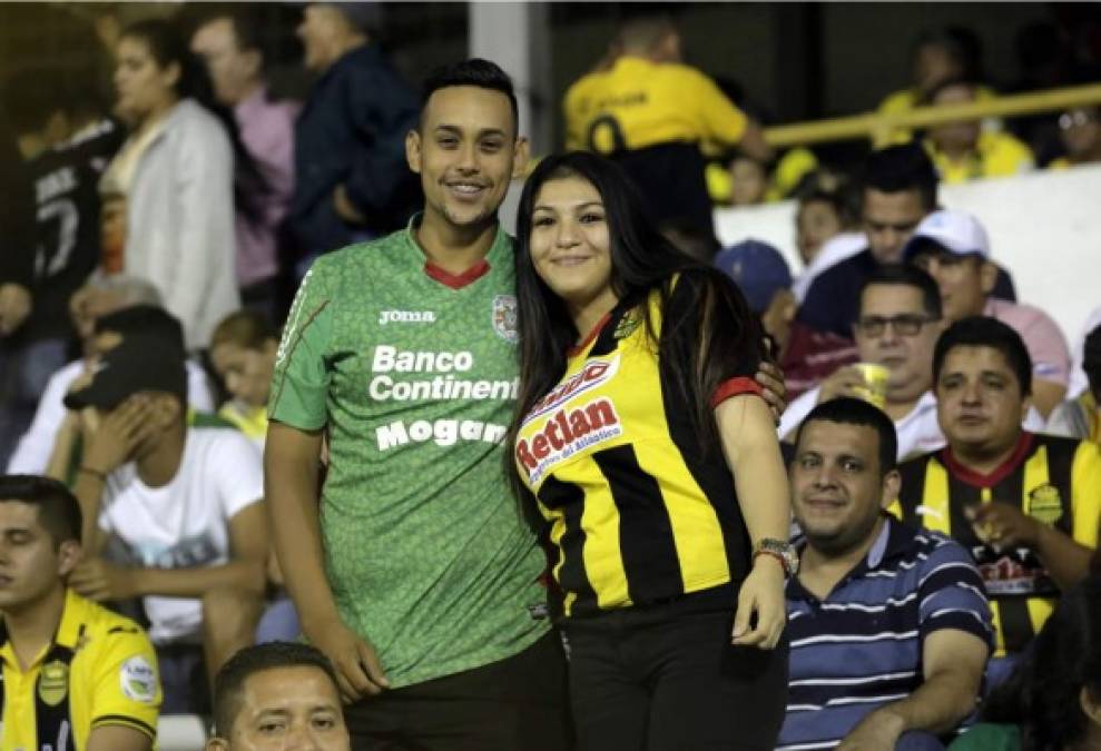 Esta pareja dividida en el clásico sampedrano. Él con el Marathón y ella con el Real España.