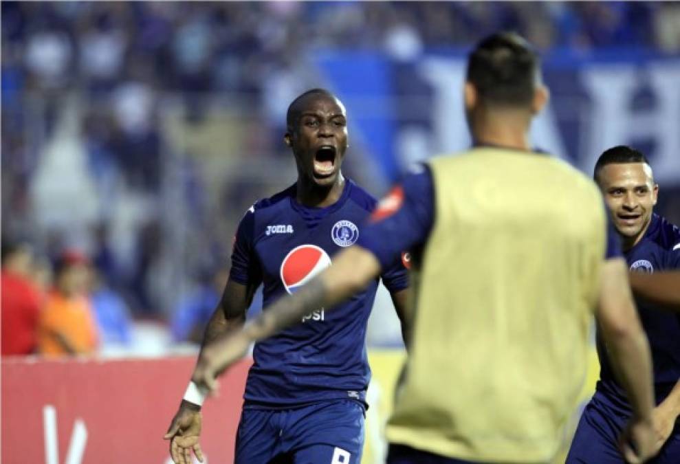 Rubilio Castillo celebrando su gol, el 1-0 del Motagua contra el Olimpia.