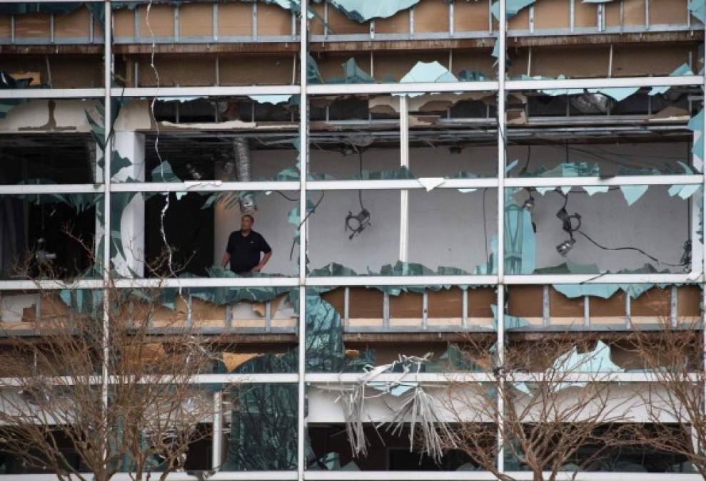 La mayoría de las ventanas del rascacielos Capitol One Bank Tower en la ciudad de Lake Charles quedaron destruidas tras las feroces ráfagas que también arrancaron árboles, postes de energía y señales de tránsito.