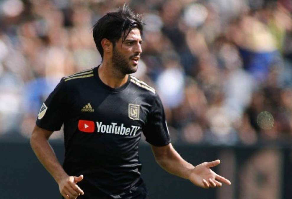 En las últimas horas el nombre del mexicano Carlos Vela ha aparecido en la lista interminable de delanteros que podría fichar el FC Barcelona en este mercado de invierno, según la Cadena SER en Barcelona. El atacante, que milita en Los Angeles FC, tiene experiencia en España, jugando en equipos como Salamanca, Osasuna y Real Sociedad.