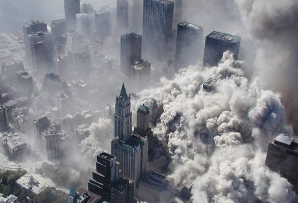 Tras el impacto, la Torre Sur se derrumbó a menos de una hora después de ser atacada a las 9:59 a.m., y la Torre Norte, embestida a las 8:46, se derrumbó a las 10:28 a.m.