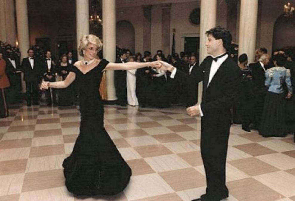 Apodado 'el vestido Travolta', tiene su propia página en Wikipedia y fue vendido por 240.000 libras (318.000 dólares, 268.000 euros) en una subasta en 2013.