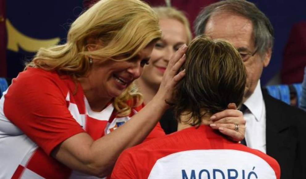 Otra icónica imagen de la presidenta de Croacia en el mundial, donde ella consolaba a Luka Modric, mientras lloraba.