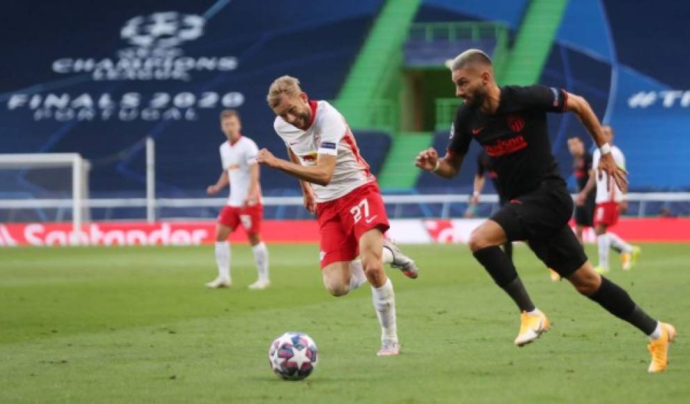 El belga Yannick Ferreira Carrasco es perseguido por el austriaco Konrad Laimer, del RB Leipzig.