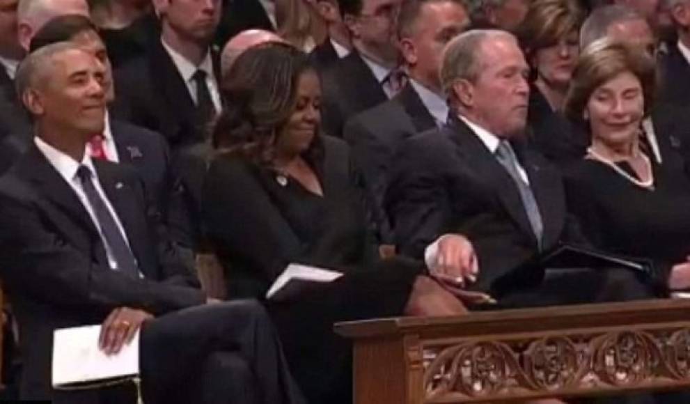 El expresidente estadounidense George W. Bush y la ex primera dama Michelle Obama protagonizaron uno de los momentos más 'dulces' en el funeral de John McCain en Washington el pasado fin de semana.<br/><br/>