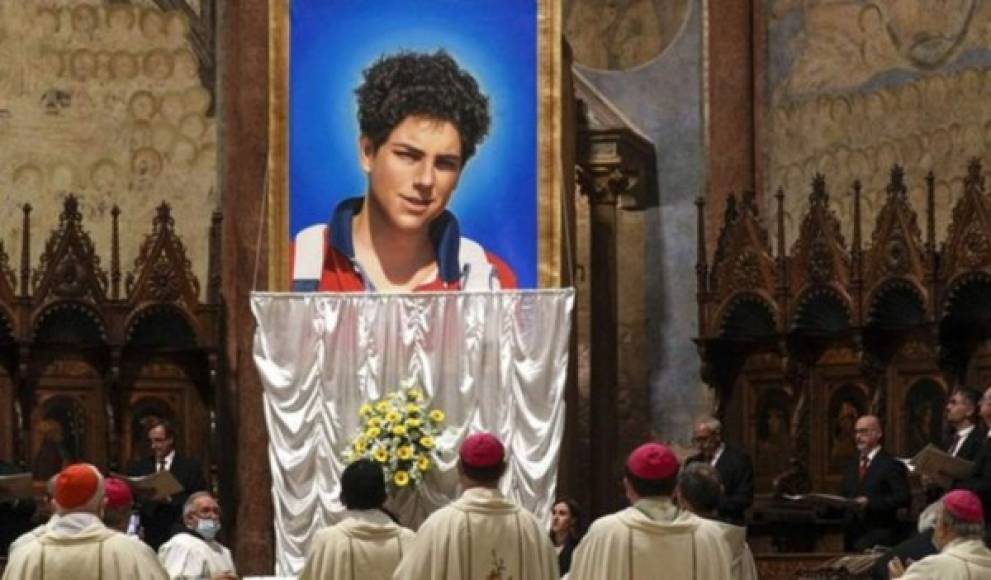 Carlo Acutis, el joven que murió en 2006 con 15 años y al que Italia conoce como 'el patrón de la web' por haberse dedicado a hablar de su fe y ayudar a los demás a través de la tecnología, fue beatificado este fin de semana en Asís (centro de Italia).