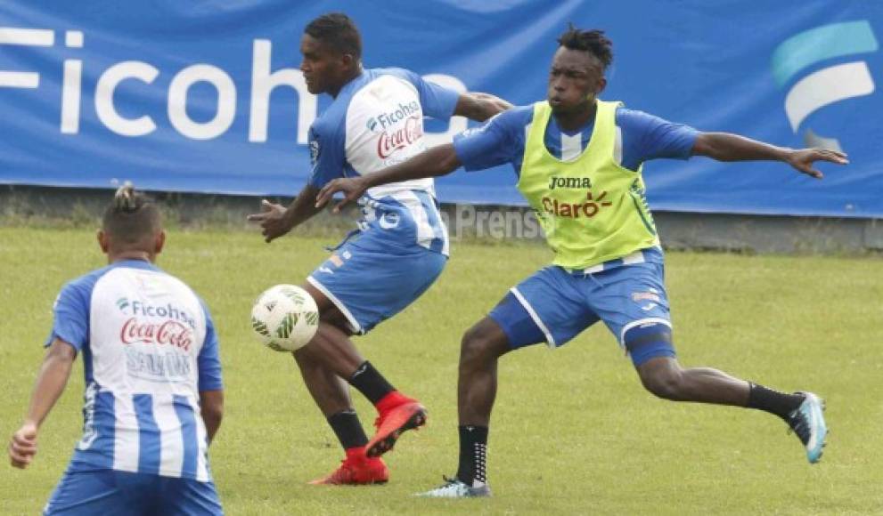 Bryan Beckeles llegó hoy y se ha unido al entreno de la H, en la disputa de la pelota con Elis.