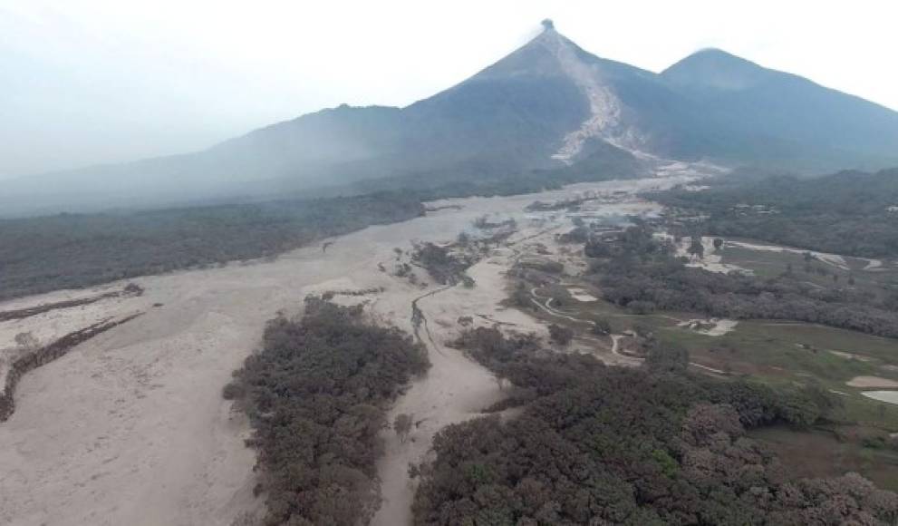 Una vista aérea muestra la devastación en las laderas y faldas del volcán de Fuego en Guatemala.