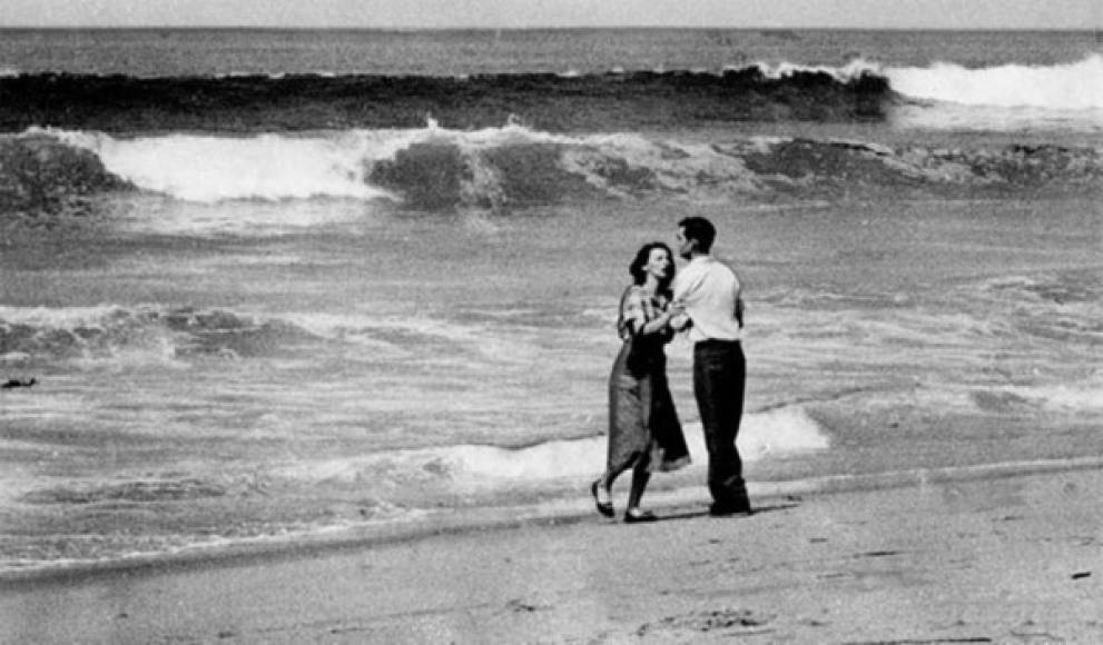 En 1955, el fotógrafo John L. Gaunt captó la escena en donde una pareja intenta abrazarse después que su hijo fuese arrastrado mar adentro. La imagen ganó el premio Pulitzer de ese año.