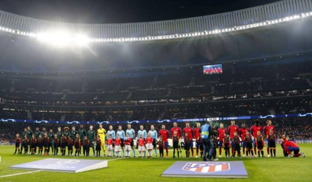 Las mejores imágenes de la jornada del día miércoles en la Champions League. En la imagen, los equipos Atlético de Madrid y Mónaco posan antes del comienzo del partido, mientras suena el himno de la competición. Foto www.atleticodemadrid.com