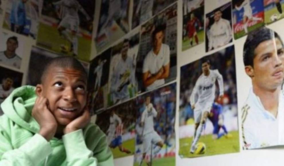 CR7 es el ídolo de infancia de Mbappé, que coleccionaba pósteres del él desde pequeño e incluso llegó a conocerle en una efímera visita a Valdebebas hace años atrás.