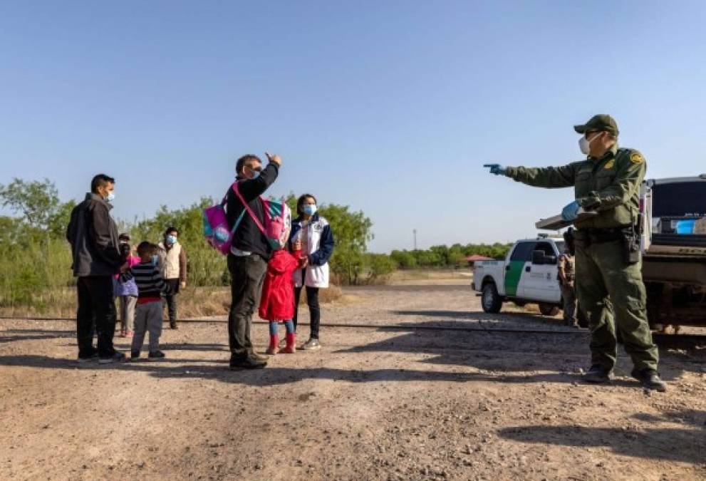 Pero para el líder de la minoría republicana del Senado, Mitch McConnell, 'la crisis de la frontera, no es sólo algo estacional'. <br/>'La Oficina de Aduanas y Protección Fronteriza (CBP) está registrando la mayor alza de las detenciones en los últimos 20 años y los menores no acompañados se están acumulando en centros cerrados', agregó el legislador. <br/>