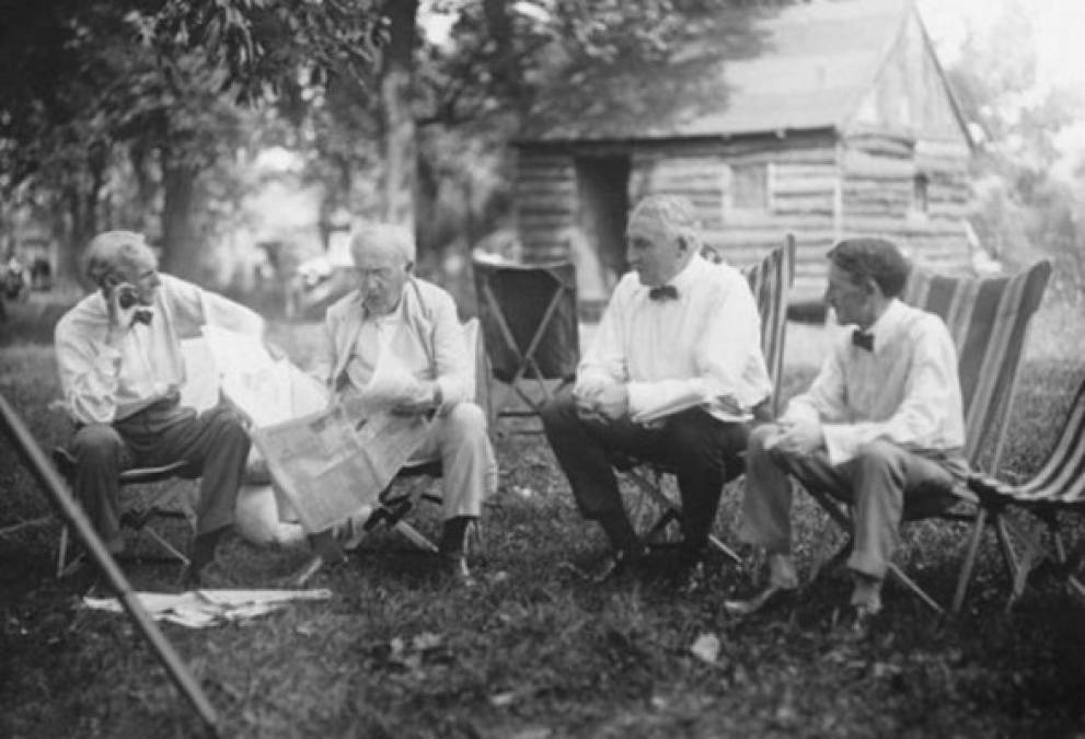 Henry Ford, Thomas Edison, Warren G. Harding y Harvey Samuel Firestone descansando juntos. <br/>