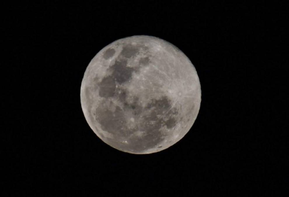 La superluna de nieve tomada en el cielo de Caracas, Venezuela.