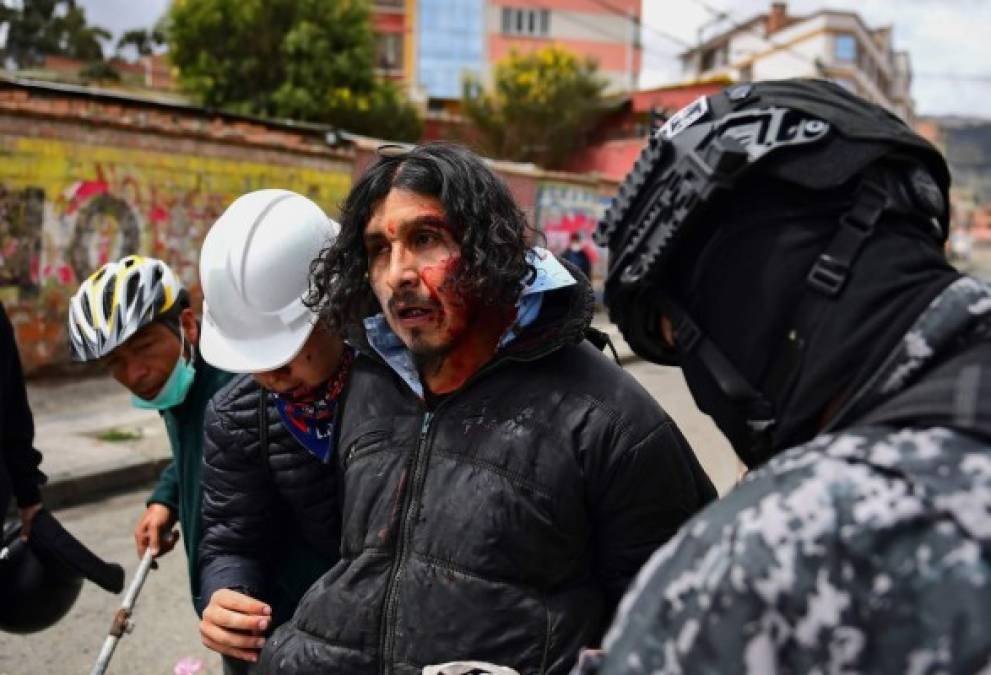 Las fuerzas de seguridad detuvieron esta tarde a decenas de personas en La Paz.