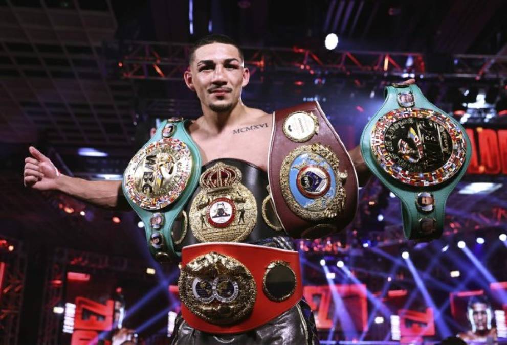 El campeón mundial Teófimo López, posando con sus nuevos títulos de boxeo.