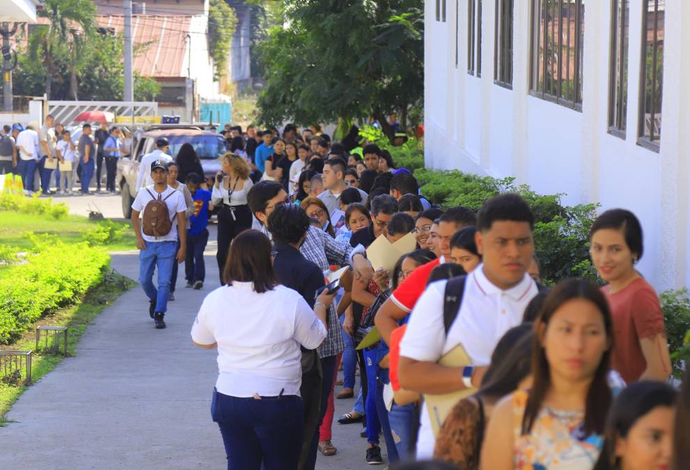 Desde antes de las 7:00 am de este lunes 5 de febrero, centenares de ciudadanos comenzaban hacer fila para participar en la feria de empleo en plaza Las Banderas de San Pedro Sula.