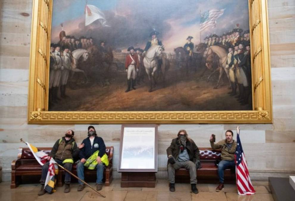 Al grito de 'Trump ganó, los manifestantes permanecieron durante más de cuatro horas en el recinto antes de que la Guardia Nacional comenzara a desalojarlos pacíficamente.