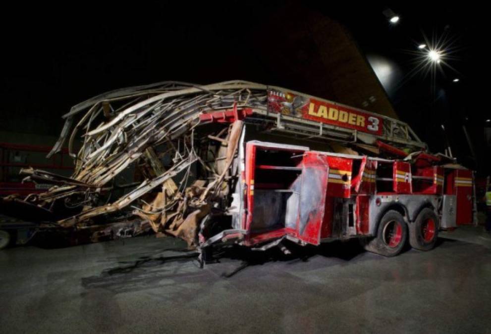 Un camión de bomberos quedó destruido tras el derrumbe de la torre norte del World Trade Center. Los 11 miembros de esta compañía murieron. El vehículo está expuesto en el Museo del 11-S de Nueva York, inaugurado en la 'Zona Cero' en mayo de 2014.