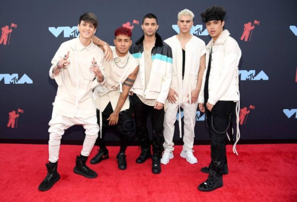 El grupo musical de pop latino y reguetón CNCO posó para las cámaras en su paso por la alfombra.