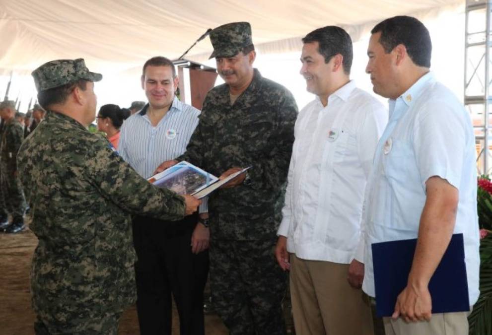 El presidente entregó reconocimientos a los miembros de las Fuerzas Armadas que participaron en la reconstrucción del aeródromo.