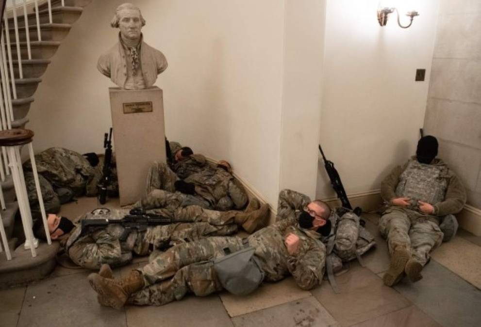 En los pasillos se observa como efectivos del Ejército duermen en el frío suelo de mármol del Capitolio. FOTO AFP