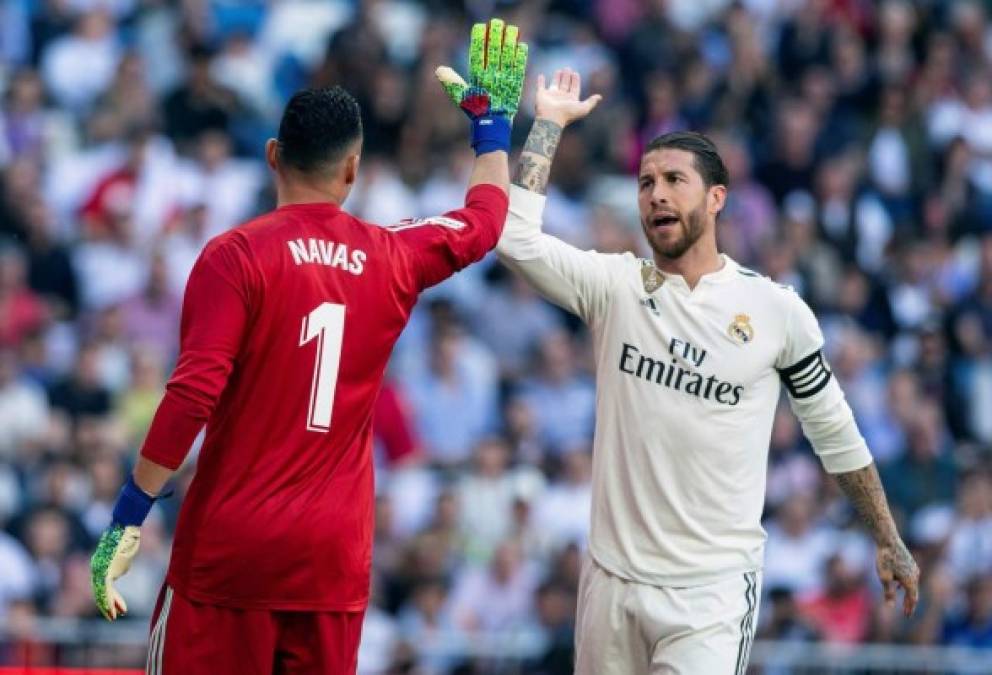Tras su espectacular atajada, Keylor Navas fue felicitado por el capitán Sergio Ramos del Real Madrid.