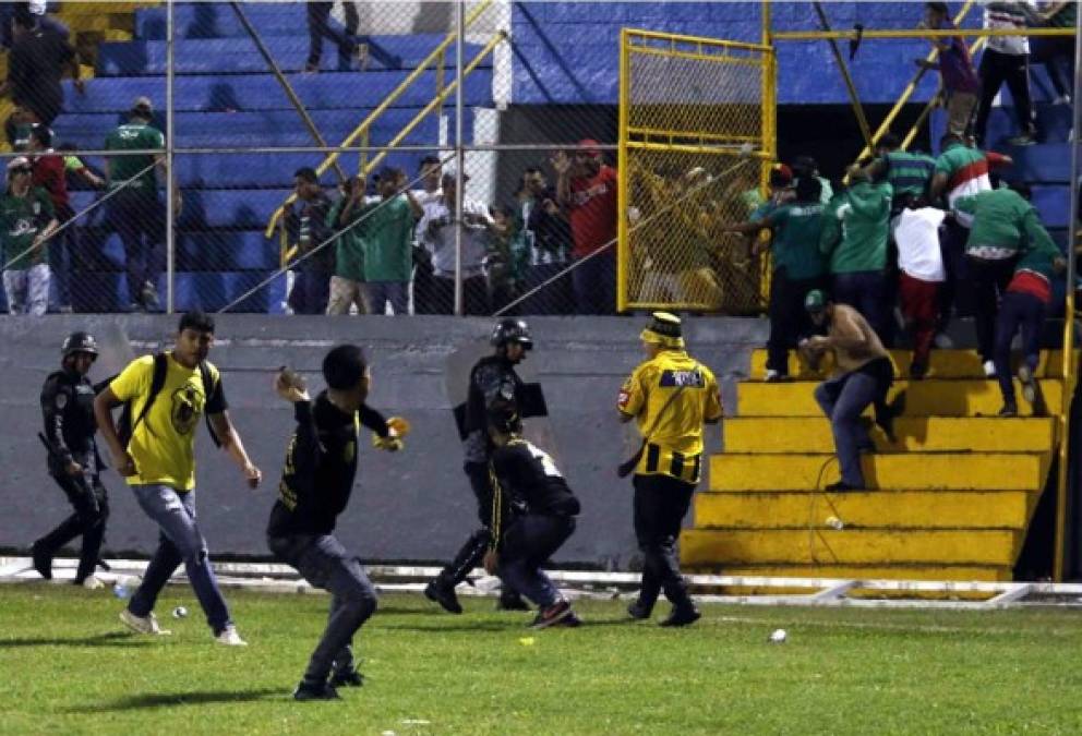 El partido entre Real España y Marathón no se terminó por enfrentamiento de barras.