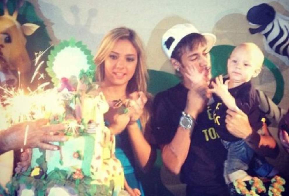 Neymar contaba con 18 años y ella 17 cuando nació el pequeño.