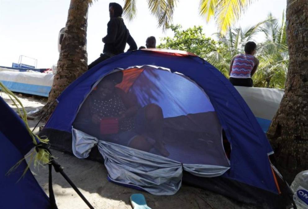 Instalados en tiendas de dormir, los migrantes acampan en una colina en la zona rural del municipio de Acandí, donde empieza la selva. Llegaron hasta allí caminando, en motos o montados a caballo.