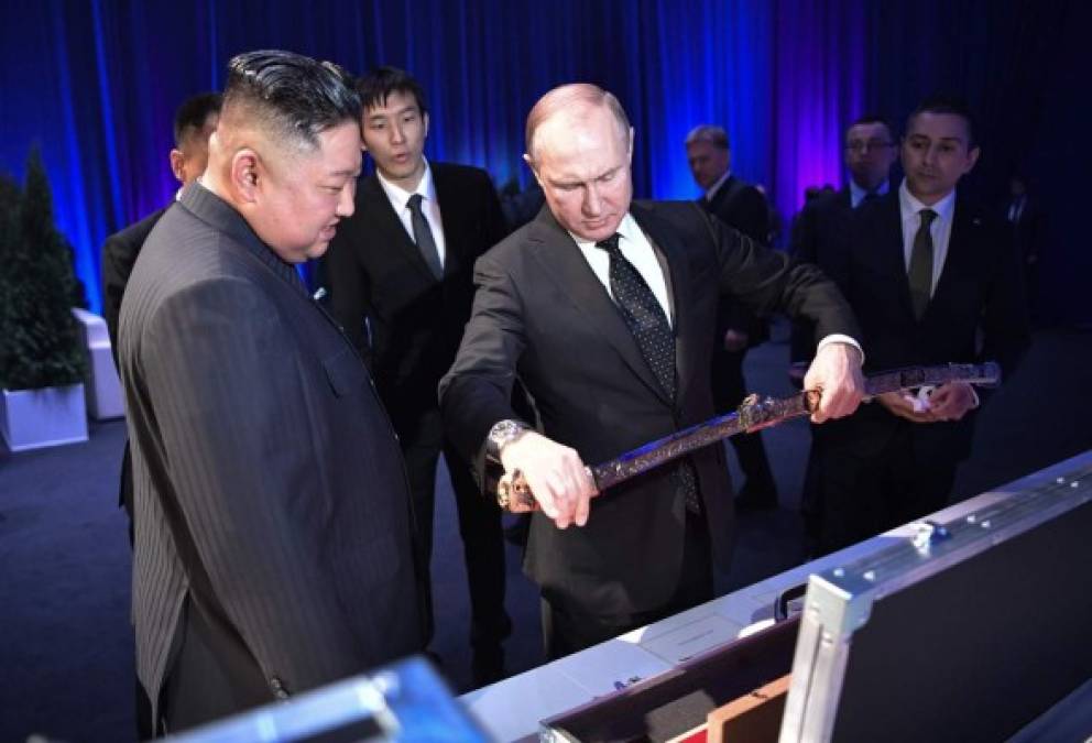 Los líderes también intercambiaron regalos. Putin le obsequió a Kim un sable ruso (shashka) y un servicio de té.