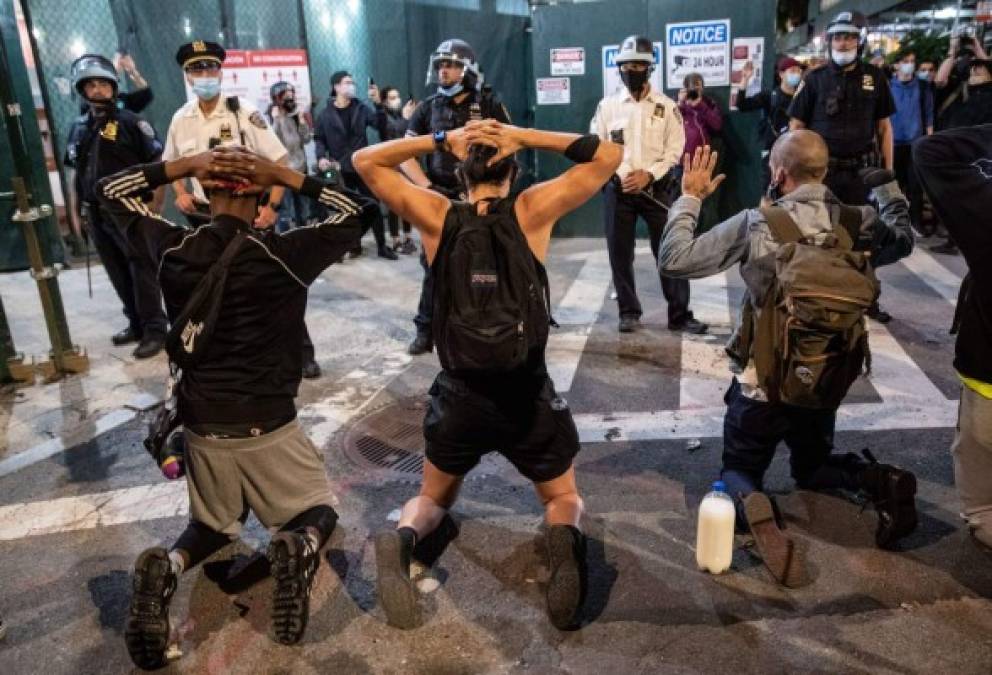 Frente al Barclays Center, en Brooklyn, los manifestantes también tuvieron que ser dispersados.