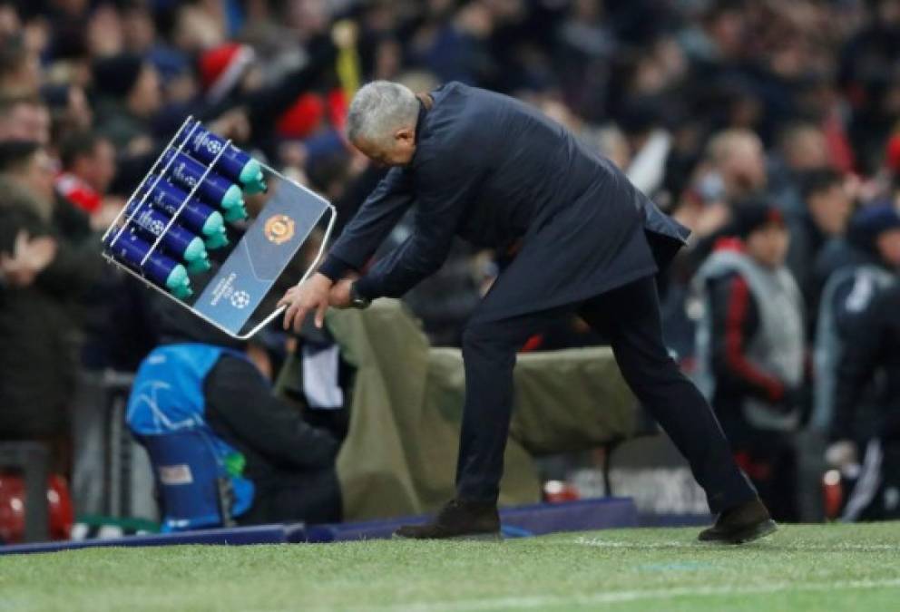 Mourinho enloqueció con las botellas de plástico. Una escena que se volvió viral de forma inmediata.