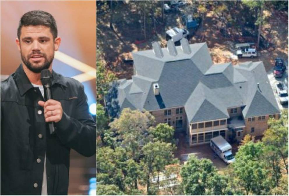 Furtick estuvo envuelto en una controversia tras adquirir una mansión valorada en 1,7 millones de dólares que el calificó como 'un regalo de Dios'. El pastor factura millones de dólares en la venta de libros y a través de discursos. Además es muy activo en sus redes sociales.