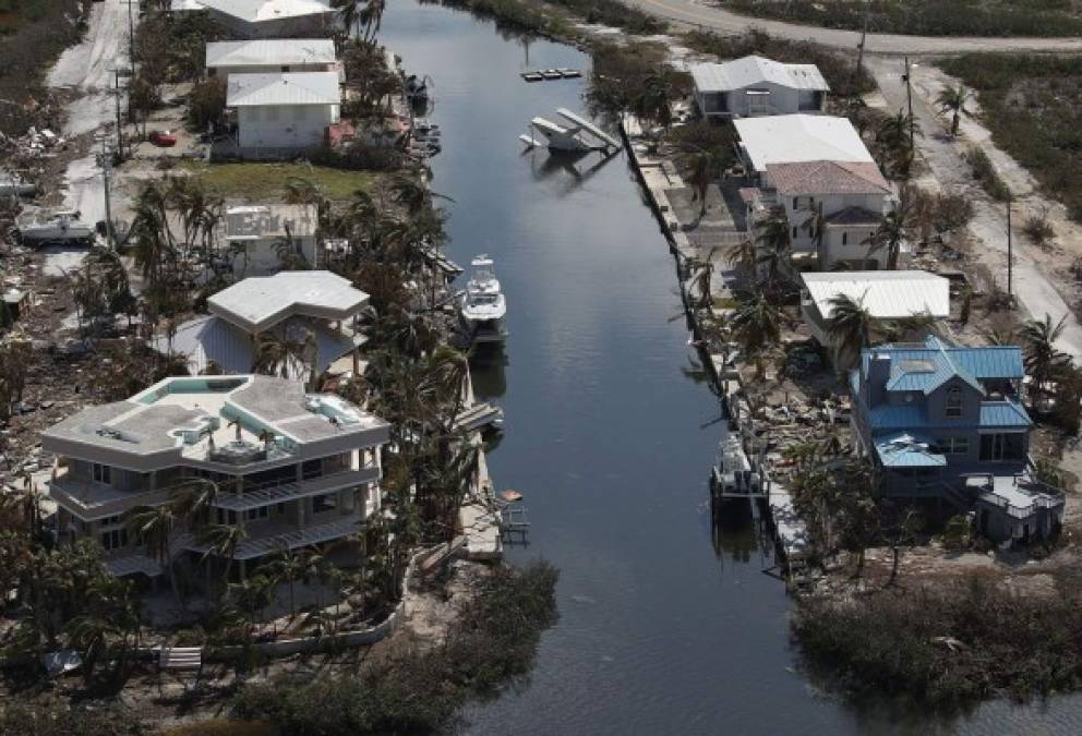 La más famosa de las islas, Cayo Largo, ubicada a menos de 150 kilómetros de La Habana y donde el Nobel Ernest Hemingway escribió gran parte de su obra, es un destino casi obligatorio para los cruceros del Caribe con sus innumerables bares y tiendas turísticas. Pero tras Irma, las vistas aéreas mostraban daños generalizados en lo que suele ser un paraíso para navegantes y fanáticos del buceo y la pesca.