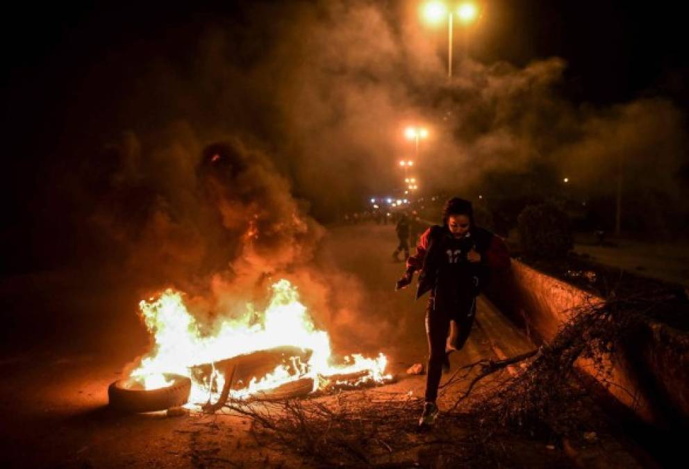 Fuertes disturbios en La Paz dejaron tres personas muertas y otras treinta heridas este martes en enfrentamientos de seguidores de Evo Morales con militares y policías en una refinería, informó una fuente oficial.