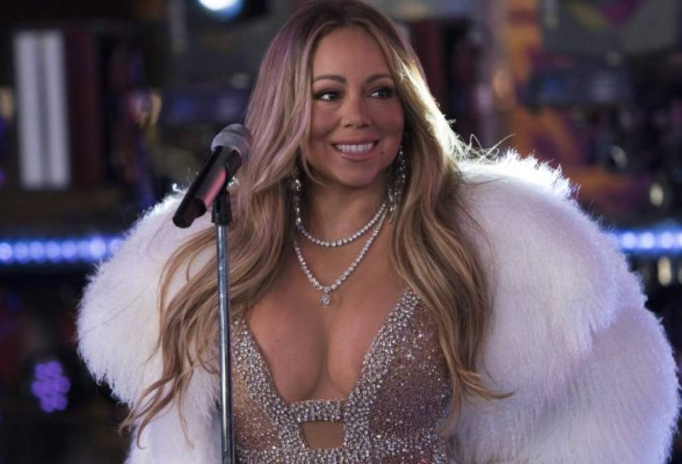 Mariah Carey completó sin incidentes su actuación en 'Dick Clark's New Year's Rockin' Eve”, presentado por Ryan Seacrest, tras el fiasco de un año antes. Vestida con un traje largo que mostraba parte de su cuerpo y un abrigo de piel blanco, interpretó sus éxitos de la década de 1990 'Vision of Love' y 'Hero'.