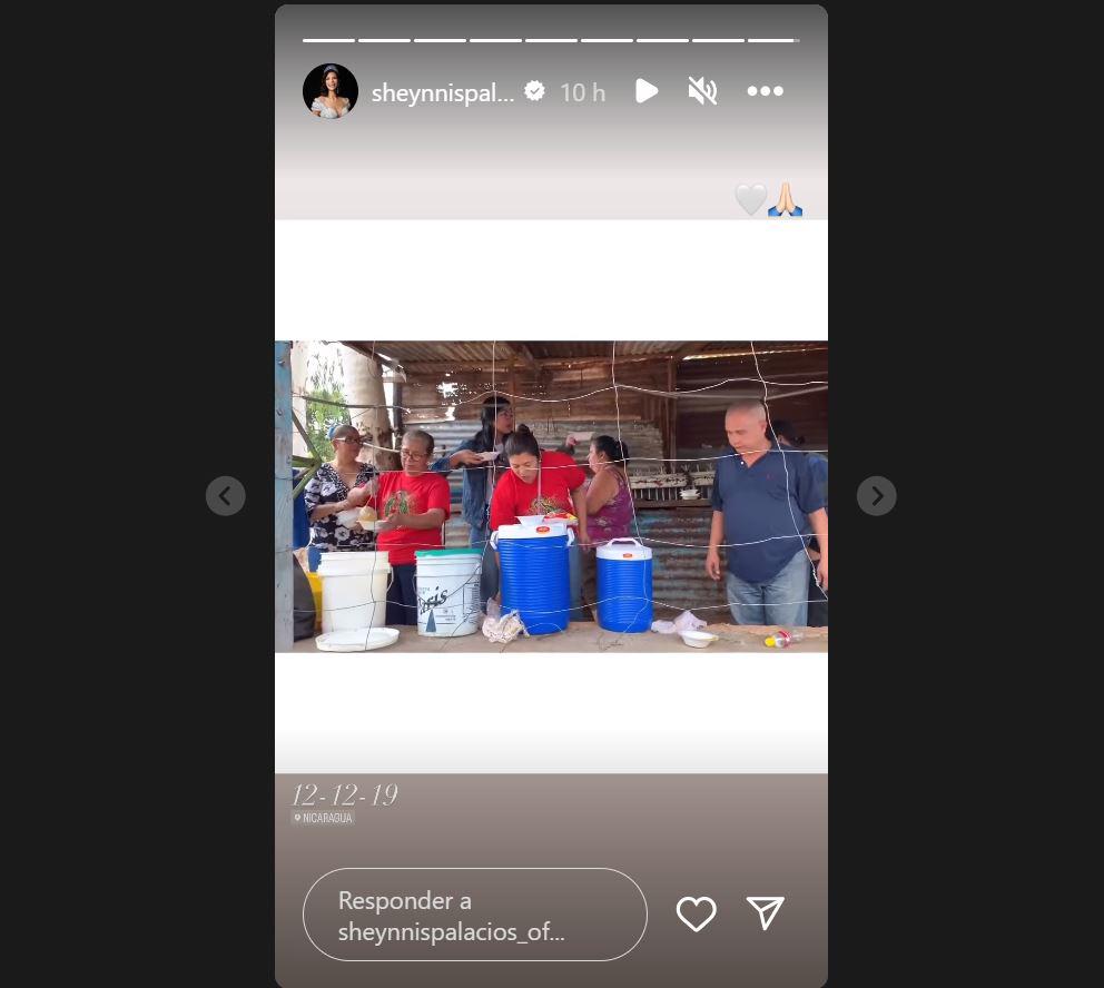 En el video que compartió la Miss Universo en su stories de Instagram, se le puede ver vendiendo buñuelos junto a sus familiares.