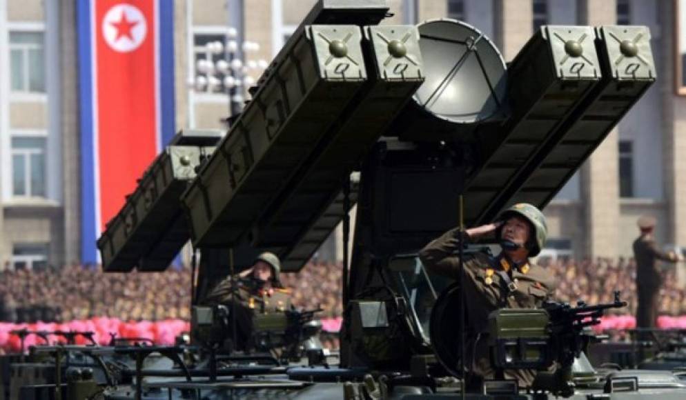 Las lanzaderas móviles de misiles de Corea del Norte durante el desfile del 70 aniversario del Partido de los Trabajadores durante el fin de semana.